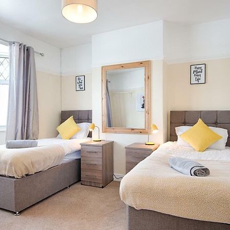 Off Road Parking, Garden, Tv In Every Room Суонзи Екстериор снимка