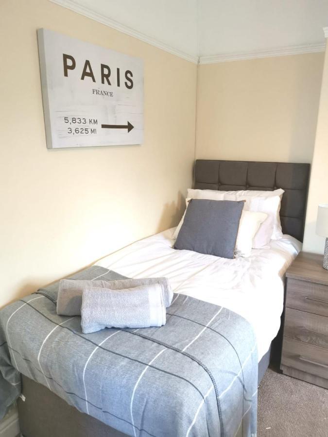 Off Road Parking, Garden, Tv In Every Room Суонзи Екстериор снимка